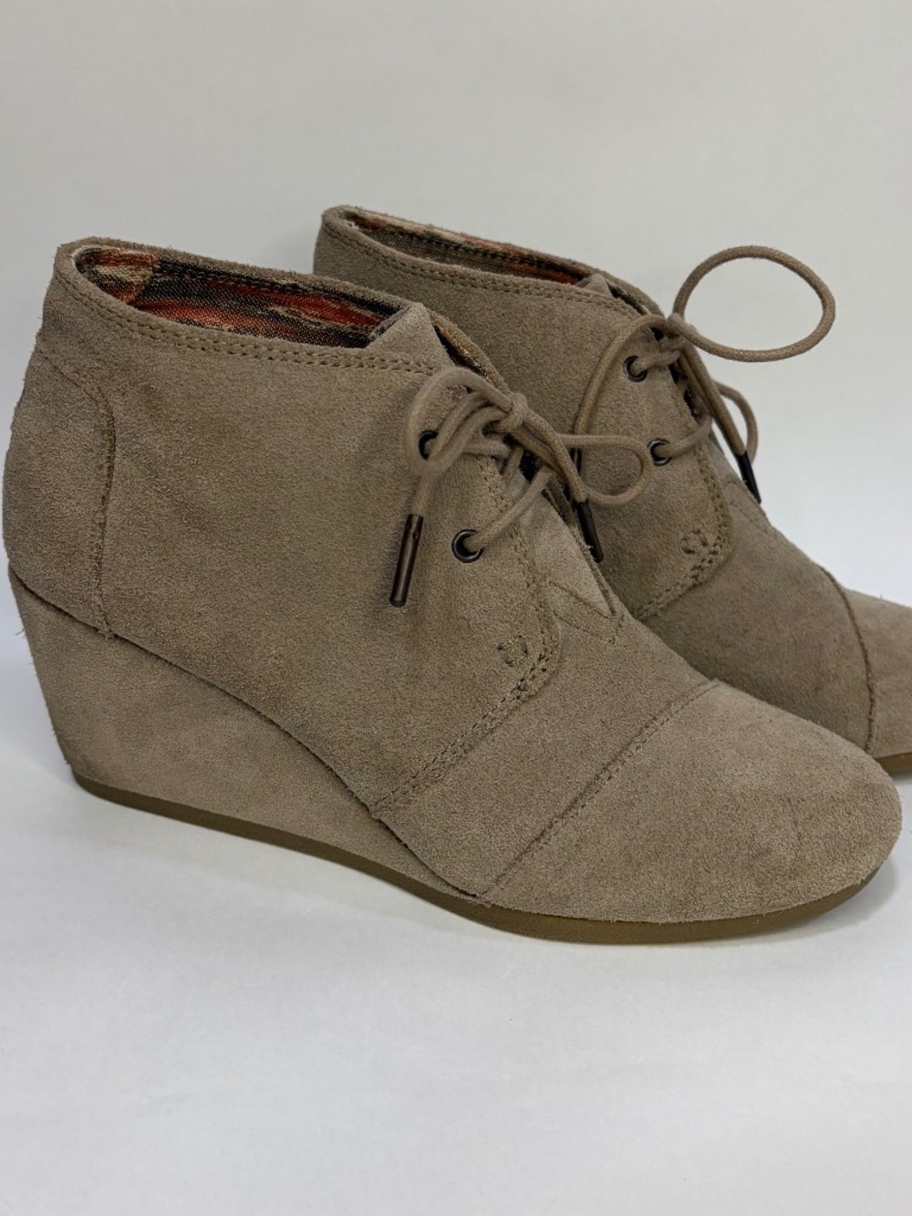 Toms Desert Wedges 8.5 - Sueded Tan Beige Wedge Low Heel Gently Used Ankle Boot